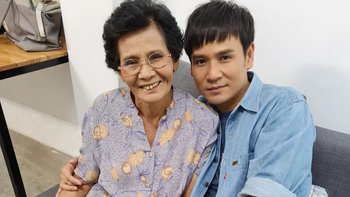"ไผ่ พงศธร" โพสต์แคปชั่นน่ารัก หลังพาคุณแม่ถ่ายงานด้วยครั้งแรกในชีวิต (ภาพ)