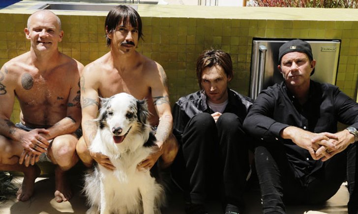 ตอกย้ำถึงความเก๋าของวงร็อคในตำนาน “Red Hot Chili Peppers”