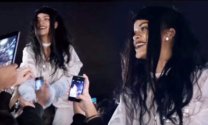 Rihanna วิ่งกระโดดกอดแฟนเพลงในเอ็มวี “Goodnight Gotham”