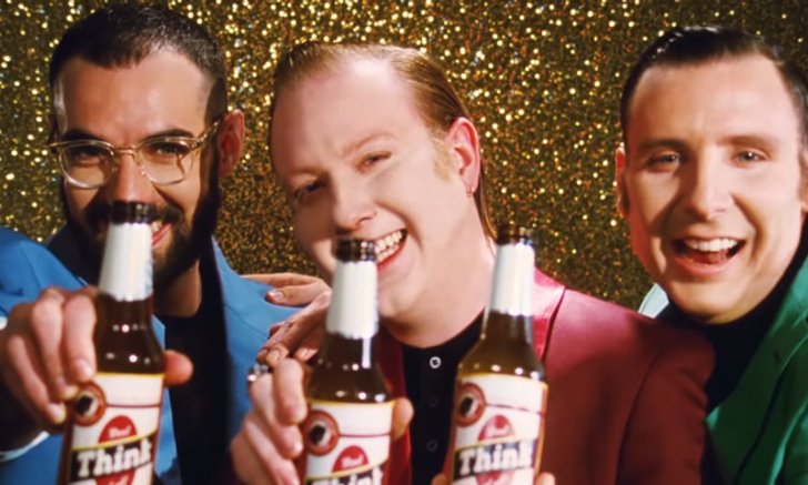 Two Door Cinema Club กับเอ็มวีต่อต้านโฆษณาแฝงใน “Are We Ready (Wreck)”