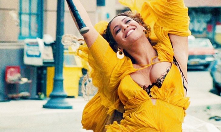 Beyoncé สวยอลังใต้น้ำ ทุบกระจกรถเต็มแรงในเอ็มวี “Hold Up”