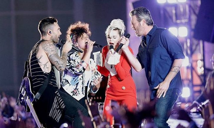 Miley Cyrus, Adam Levine, Alicia Keys และ Blake Shelton คัฟเวอร์ “Dream On” ของ Aerosmith