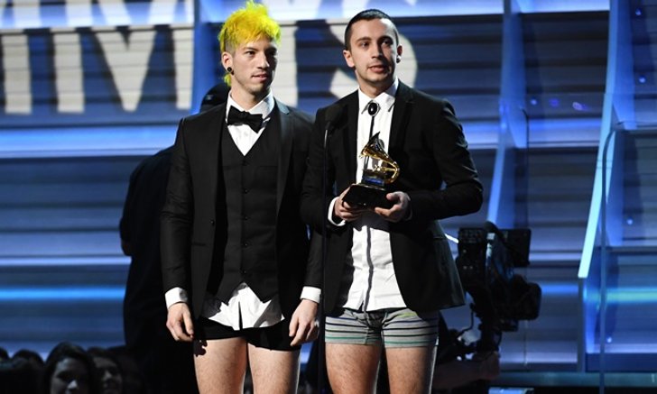 สุดช็อค! Twenty One Pilots ถอดกางเกงขึ้นรับรางวัล Grammys 2017