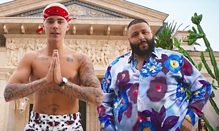 Justin Bieber ร่าเริงสนุกสนานกับ DJ Khaled แอนด์เดอะแก๊งใน "I'm the One"