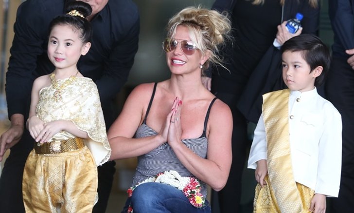 Britney Spears แจกความสดใส ยิ้มรับพวงมาลัยหลังถึงกรุงเทพ