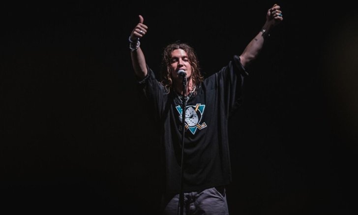 LANY ทำแฟนอินดี้ฟิน โดดจากเวทีลงมาหาใกล้ชิด ในคอนเสิร์ตครั้งแรกที่ไทย