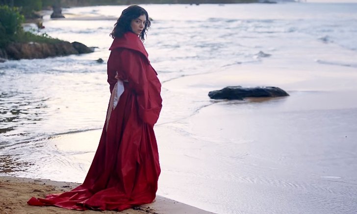 Lorde พาทัวร์สถานที่สวยๆ ในลุคนักท่องเที่ยวกับเอ็มวี “Perfect Places”
