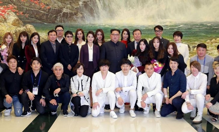 คิม จอง-อึน ควงสตรีหมายเลขหนึ่ง ดูคอนเสิร์ตศิลปิน K-POP ในกรุงเปียงยาง