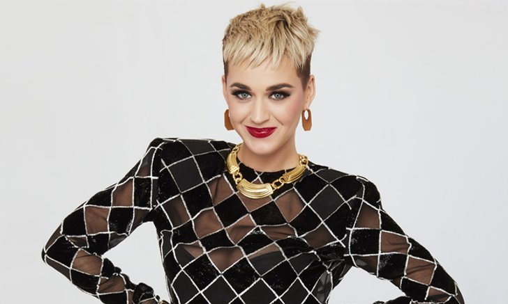 Katy Perry ถูกกล่าวหาว่าคุกคามทางเพศ เมื่อเธอจูบผู้เข้าแข่งขัน American Idol