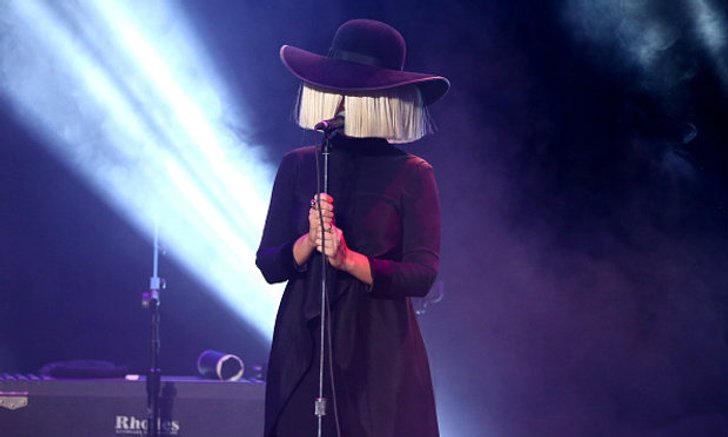 Sia ศิลปินผู้เต็มไปด้วยเอกลักษณ์ กลับมากับเพลงใหม่ Alive ที่เกือบเป็นของ Adele