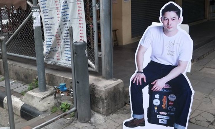แม็กซ์ เจนมานะ อึ้ง! หลังแฟนคลับพารูปสแตนดี้ของเขาไปเที่ยวทั่วเมือง