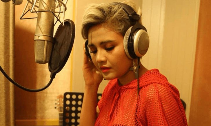 ตั๊กแตน ชลดา เปิดห้องอัด! ร้องเพลงใหม่ "บ่งึดจักเม็ด" ให้แฟนๆ ได้ฟังก่อนใคร
