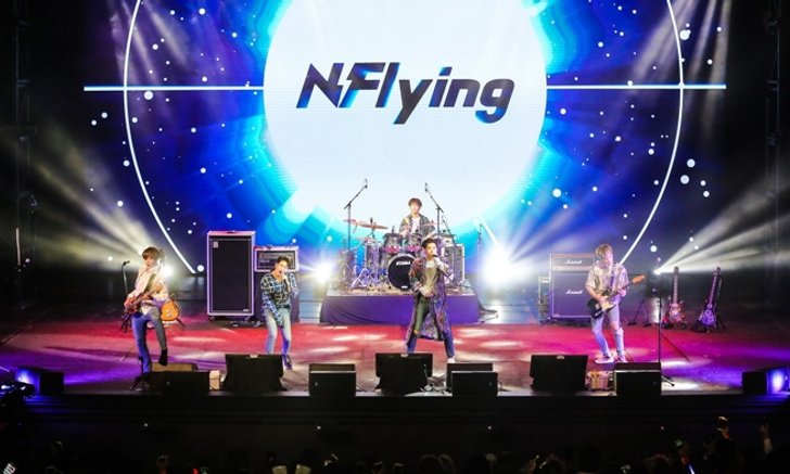 N.Flying จัดเต็มเล่นสดไม่มียั้ง ใกล้ชิดแฟนๆ เต็มที่ ในแฟนมีตติ้งครั้งแรกในไทย