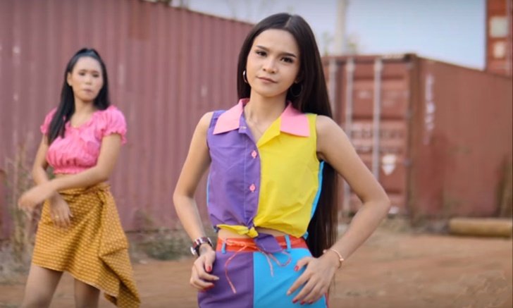 "อาม ชุติมา" คัฟเวอร์เพลง "มะล่องก่องแก่ง" เต้นสะบัดจนยอดวิวถล่มทลาย