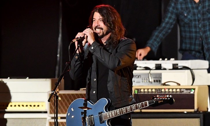 "Dave Grohl" เลื่อนทัวร์ "Foo Fighters" เผยยอมขึ้นเวทีทั้งขาหักดีกว่าให้ผู้ชมเสี่ยงชีวิต