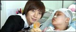 อีทึก - Super Junior เยี่ยมผู้ป่วยโรคมะเร็ง ถึงโรงพยาบาล