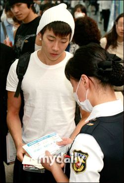 แจบอม - 2PM เผยก่อนขึ้นเครื่อง "ผมจะไปเรียนต่อ และจะกลับมาอีกครั้ง"