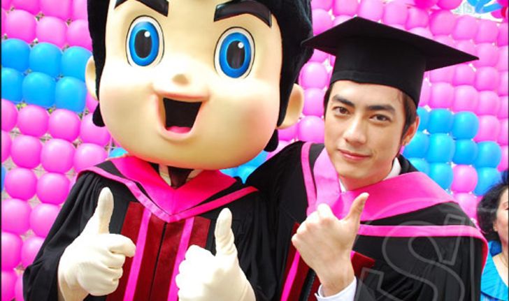 บัณฑิตใหม่!! ฟิล์ม ยิ้มแก้มปริ กองทัพแฟนคลับ ร่วมยินดี