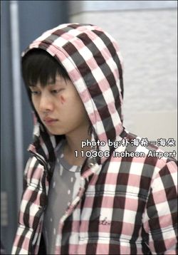 ฮีชอล ( SJ ) ถูกแฟนคลับปาป้ายกระแทกใต้ตา จนได้รับบาดเจ็บ !!