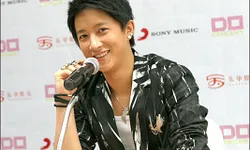 หานเกิง (Han Geng) นักร้องสุดฮอตจากจีน ประมูลของสุดรักสุดหวงช่วยน้ำท่วม