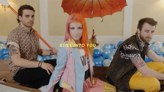 ฉีกทุกภาพเพลงร็อคที่คุณเคยรู้จัก MV สุดน่ารักจาก Paramore