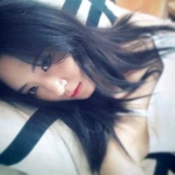 ยูริ (Yuri) แห่ง SNSD โชว์สวยบนเตียงนอนกับภาพเซลฟ์คาเมร่า