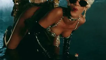 หยาบ ต่ำ หยำฉา! 3 คำที่แฟนเพลงจัดให้ มิวสิควิดีโอ Pour It Up ของ Rihanna