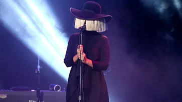 Sia ศิลปินผู้เต็มไปด้วยเอกลักษณ์ กลับมากับเพลงใหม่ Alive ที่เกือบเป็นของ Adele