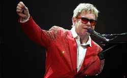 10 เพลงอมตะของ Elton John ที่คุณต้องฟัง