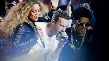Coldplay, Beyoncé, Bruno Mars รวมพลังสะกดคนดูในโชว์ Super Bowl 50
