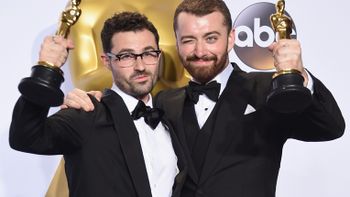 Sam Smith สุดปลื้ม! อุทิศ Oscars ตัวแรกให้กลุ่มคนข้ามเพศ