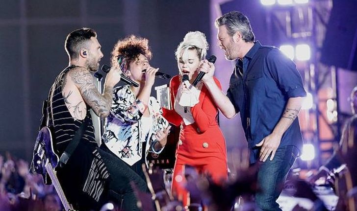 Miley Cyrus, Adam Levine, Alicia Keys และ Blake Shelton คัฟเวอร์ “Dream On” ของ Aerosmith