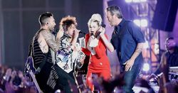 Miley Cyrus, Adam Levine, Alicia Keys และ Blake Shelton คัฟเวอร์ “Dream On” ของ Aerosmith