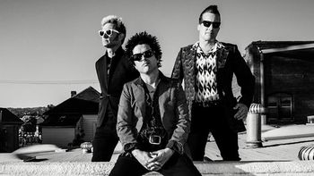 Green Day ปล้นแบงค์? ปล่อยพลังพังค์ใน “Bang Bang”