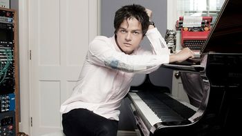 Jamie Cullum ต้อนรับคริสต์มาสกับ “Show Me The Magic”