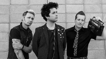 Green Day ต่อต้าน Trump อย่างเผ็ดมันในวิดีโอ "Troubled Times"