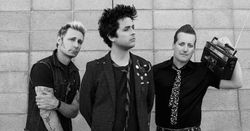 Green Day ต่อต้าน Trump อย่างเผ็ดมันในวิดีโอ "Troubled Times"