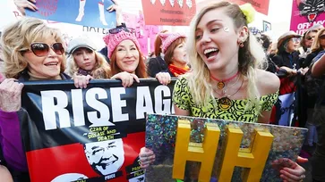 Miley Cyrus, Kate Perry, Rihanna นำทีมศิลปินร่วมขบวนต่อต้าน Trump