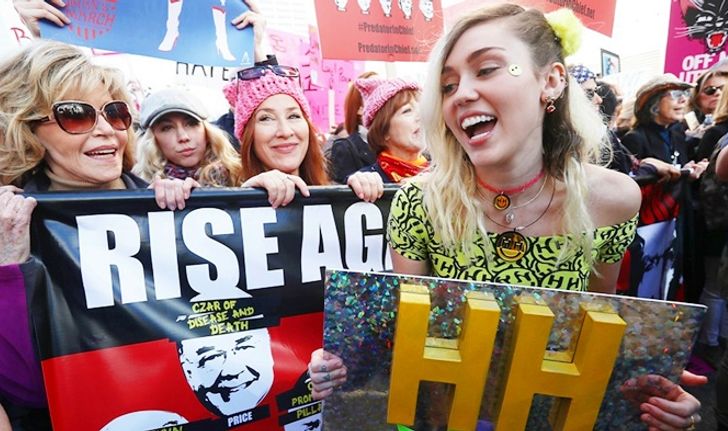 Miley Cyrus, Kate Perry, Rihanna นำทีมศิลปินร่วมขบวนต่อต้าน Trump