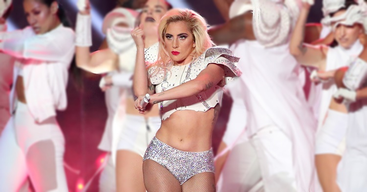 Lady Gaga ไม่แคร์สื่อ หลังโดนจวก “พุงโผล่” ในงาน Super Bowl