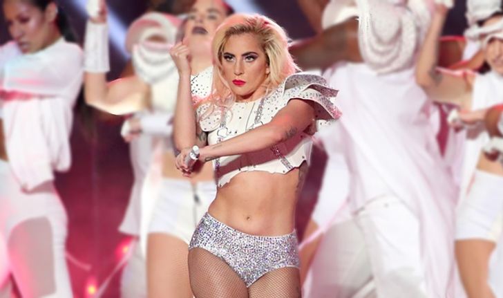 Lady Gaga ไม่แคร์สื่อ หลังโดนจวก “พุงโผล่” ในงาน Super Bowl