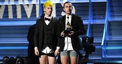 สุดช็อค! Twenty One Pilots ถอดกางเกงขึ้นรับรางวัล Grammys 2017