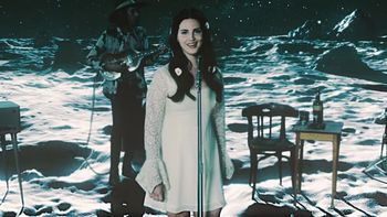 Lana Del Rey อินเลิฟท่ามกลางหมู่ดาวในเอ็มวี “Love”