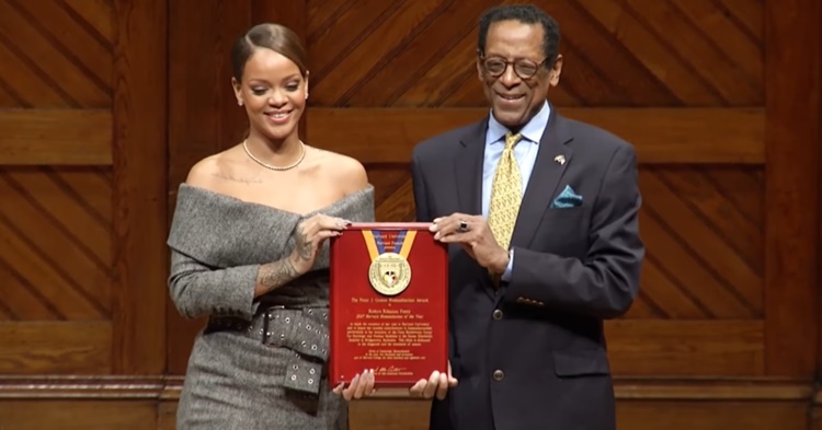 Rihanna ปลื้ม! รับรางวัลเกียรติยศจากมหาวิทยาลัยฮาร์วาร์ด