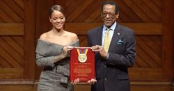 Rihanna ปลื้ม! รับรางวัลเกียรติยศจากมหาวิทยาลัยฮาร์วาร์ด