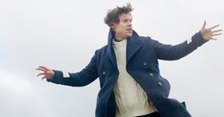 Harry Styles บินทั่วท้องฟ้าแบบไม่กลัวความสูงในเอ็มวี “Sign of the Times”