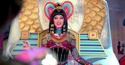 Katy Perry กับ 10 ชุดสุดแนวในมิวสิควิดีโอ
