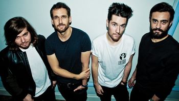 Bastille ถ่ายทอดเรื่องราวผ่านสองแง่มุมในเอ็มวี “Glory”