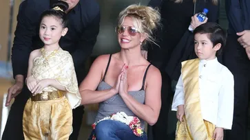 Britney Spears แจกความสดใส ยิ้มรับพวงมาลัยหลังถึงกรุงเทพ