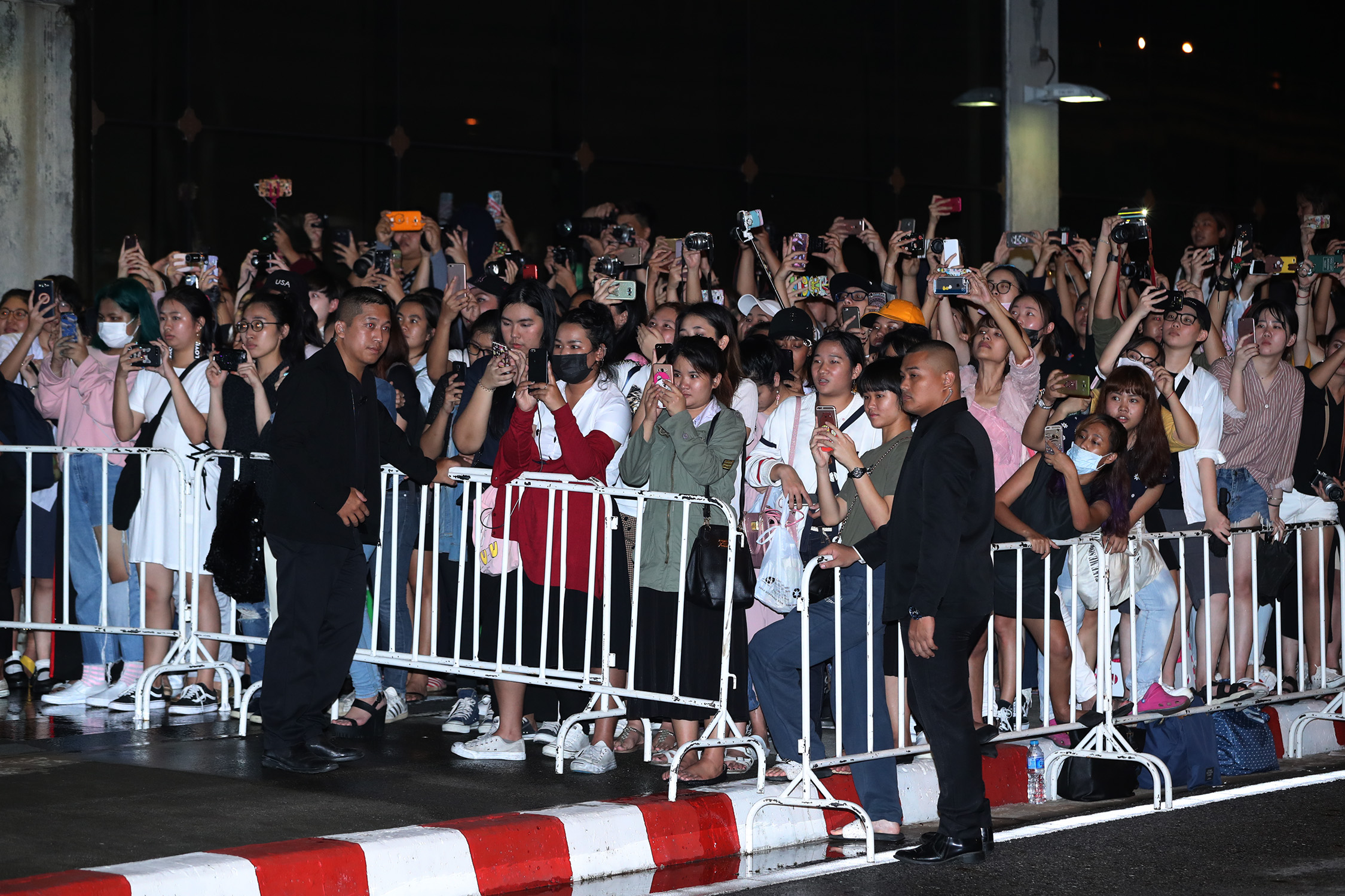 gdairportarrival_fans_01